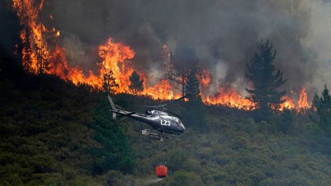  Un helic�ptero en labores de extinci�n del incendio que afecta a los alrededores de San Antol�n de Ibias