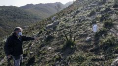 Uno de los trabajadores de Medio Rural, en la ladera de un incendio que calcin� 2.000 hect�reas en Lobios en septiembre del 2020.