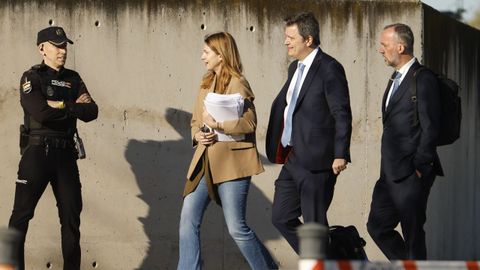 Francisco Mart�nez, a la derecha, ex secretario de Estado de Seguridad y n�mero dos del exministro del Interior con el PP, Jorge Mart�nez D�az, llega a la Audiencia Nacional para el juicio por la operaci�n Kitchen