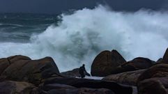 Una ola estalla contra las rocas en Mux�a en un d�a de alerta naranja