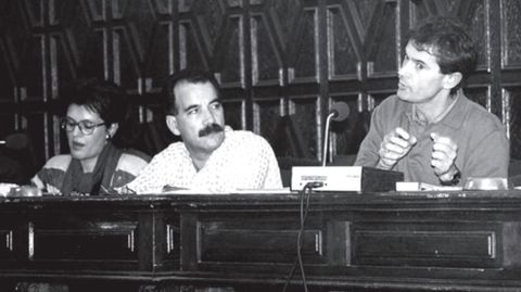 Basilisa �lvarez, en un pleno municipal en el a�o 1993 en su etapa de concejala del Ayuntamiento de Monforte. En la foto salen tambi�n Ram�n Gonz�lez (en el centro), su compa�ero de grupo en el PSOE, y Manuel Mart�nez, concejal por el PSG-Esquerda Galega