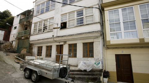 Los operarios trabajan ya en la rehabilitaci�n de dos edificios del paseo mar�timo.