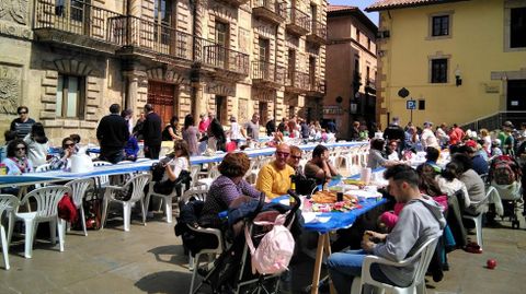 Varios comensales en la Comida en la Calle en Avil�s.Varios comensales en la Comida en la Calle  en Avil�s