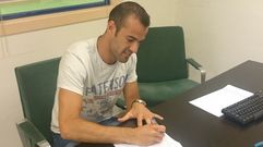 Juan Mart�nez en el momento de firmar su contrato