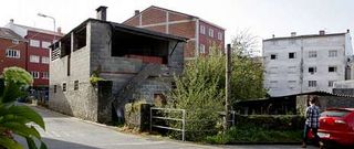 La zona del centro de salud ofrece ejemplos de urbanismo incompleto y bienes deteriorados.