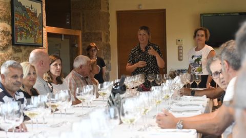 La Diputacin estuvo representada por Pilar Garca Porto, de pie a la izquierda