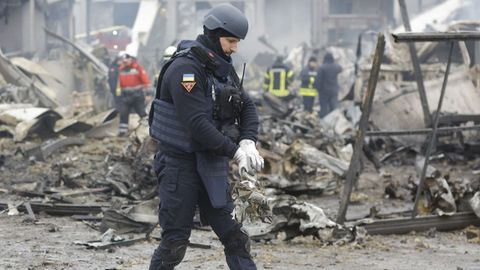 Al menos dos personas han perdido la vida y otras 13 resultaron heridas tras el ataque nocturno de este sábado de las fuerzas rusas contra Kiev