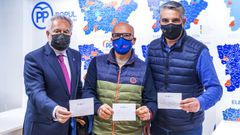 El presidente del Parlamento gallego, Miguel Santalices, el de la Diputaci�n, Jos� Manuel Baltar, y el senador Miguel �ngel Viso, mostrando sus votos para N��ez Feijoo.