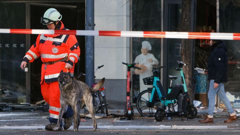 Los equipos de emergencia berlineses trabajan en el exterior del hotel Radisson Collection de Berl�n