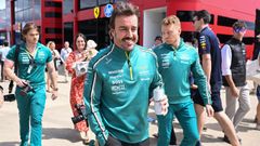 Alonso junto a su equipo de Aston Martin.