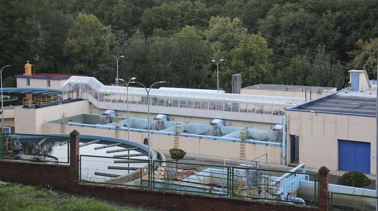 El consumo del agua de la tra�da municipal de Santiago es seguro: el frente del vertido, muy diluido, estaba ayer a 11 kil�metros de la captaci�n