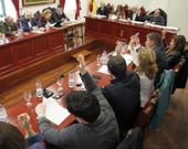 Los ediles, durante un momento de la votaci�n. 