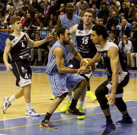 Dani Rodr�guez intenta buscar un hueco en la defensa del Oviedo en la primera mitad.
