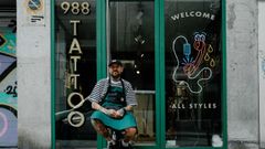 Joel, en la entrada de su nuevo estudio de tatuajes, en Samuel Eij�n