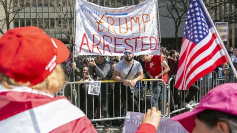Detractores y seguidores de Trump, durante la concentraci�n ante el juzgado de Nueva York que lo cit�