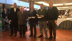 Orlando Sanz, segundo por la izquierda, en un homenaje de la Asociaci&oacute;n de la Prensa de Oviedo