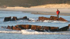 Restos del Silva Gouveia, en la playa de O Rostro, Fisterra: afloran con mareas vivas y temporales  