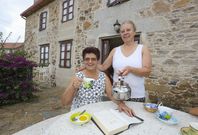 Carmen Verdes y Carmen Villar, ayer, en la Casa de Verdes, con el libro de Clara Pe�alver dedicado. 