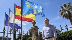 El alcalde de Ribadeo, Daniel Vega, con la nueva bandera del municipio, izada hace pocas semanas.