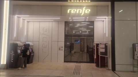 Taquillas de la estaci�n de Vialia cerradas por la huelga