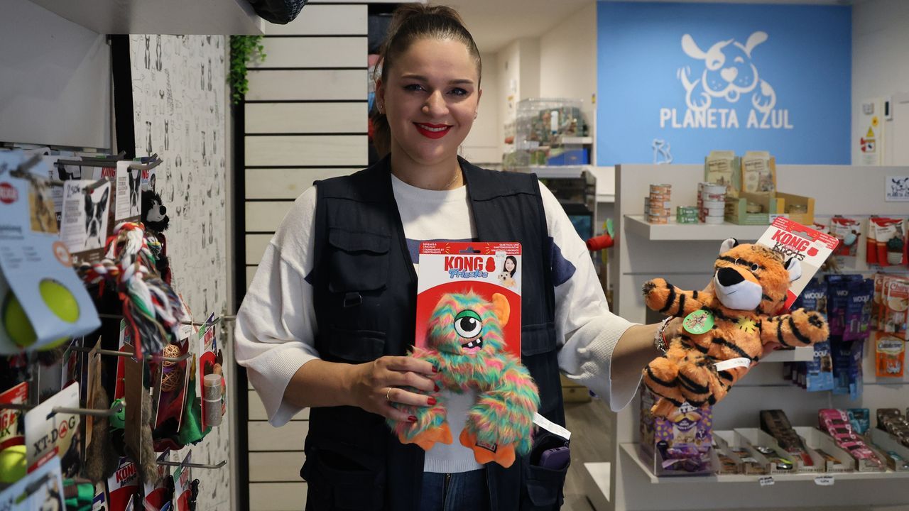 Planeta Azul, la tienda que lleva medio siglo resistiendo para ayudar a los dueños de mascotas de Ourense
