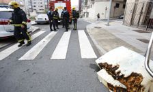 Los bomberos y el 092 en la zona, y en primer plano, el colchn que se incendi. 