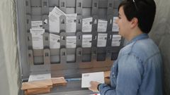 Votacin en una mesa electoral de A Fonsagrada durante los comicios de las generales del 2019