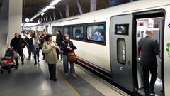 Viajeros, subi�ndose a un tren en la estaci�n de Urz�iz, en Vigo, en una imagen de archivo. 