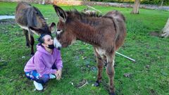 La nedense B�rbara Rivera, responsable de Agronuquel, con los dos burros que ha comprado para realizar algunas labores en la huerta