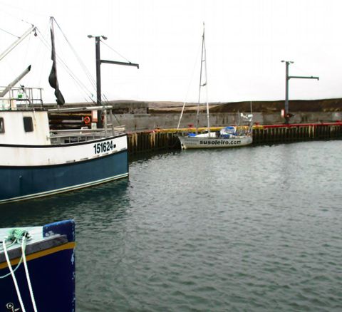 El �Finesse� atracado al fondo de la foto en St. Bride?s. 