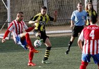 El cercedense Cano, que marc� un gol, recibiendo una dura entrada de un santiagu�s.