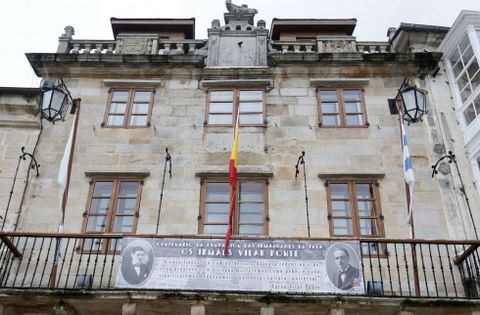 Viveiro, ciudad natal de los hermanos Villar Ponte, colg una pancarta alusiva hace unos das. 