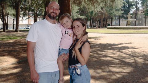 Bruno, Aida y el peque�o Leo, en el parque de O Toural de Xinzo, donde siempre vuelven en verano y en temporada de entroido.