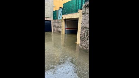 Garaje inundado en la r�a Rueiro, en Bertamir�ns, en Ames