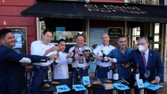  Degustaci�n del Cofrade Mayor del Desarme, Miguel Angel De Dios(c), Alfredo Garc�a(d)Presidente de Otea Oviedo, Davis Gonz�lez(2d) ,Concejal de Hosteler�a y Turismo, y el cofrade Santi Rodriguez(3d)