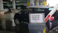 Varios carteles anuncian desde hace semanas que el ascensor del p�rking municipal no funciona