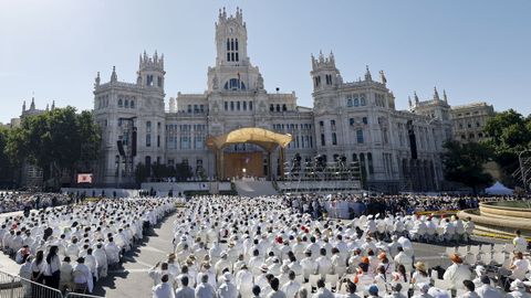 Vista general de la plaza Cibeles donde el papa Le�n XIV oficia la misa del Corpus Christi.