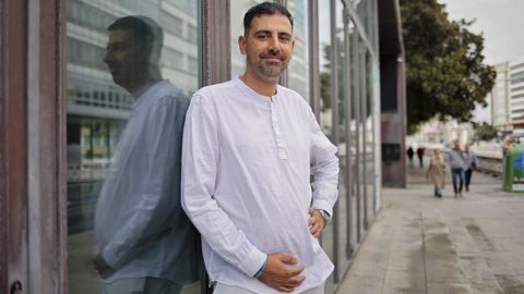 Javier Fernndez Mario, delante del Teatro Coln de A Corua.