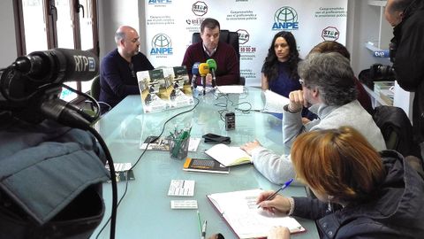 El presidente de ANPE-Asturias, Gumersindo Rodrguez, en el centro, presenta la campaa de promocin de la escuela pblica.El presidente de ANPE-Asturias, Gumersindo Rodrguez, en el centro, presenta la campaa de promocin de la escuela pblica