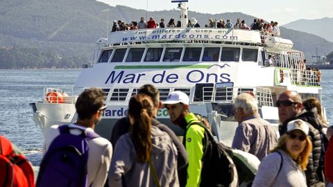 Turistas embarcando a las C&iacute;es, en una foto de archivo.