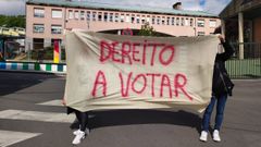 Familias de alumnos protestaron con pancartas el martes por la ma�ana ante el centro educativo chantadino
