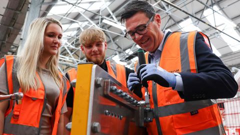 Burnham en una visita este martes a un centro de formaci�n en Derby