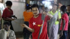 Un partidario de Suu Kyi golpea una cacerola durante una protesta en Rangn