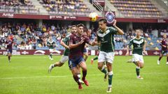Alain Ribeiro disputa un baln dividido en la primera jornada ante el Cacereo