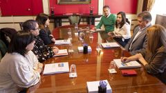 La reuni�n entre los responsables del Ayuntamiento y las asociaciones se celebr� ayer en el Palacio de Mar�a Pita