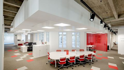 El objetivo de la reforma del Edificio Pastor de A Coru�a era conservar el patrimonio hist�rico y arquitect�nico pero adaptando la sede del Santander a las necesidades actuales.