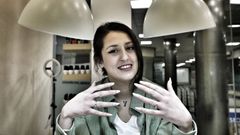 Elena, mostrando sus propias u�as hechas por ella en su local, A Curuxa