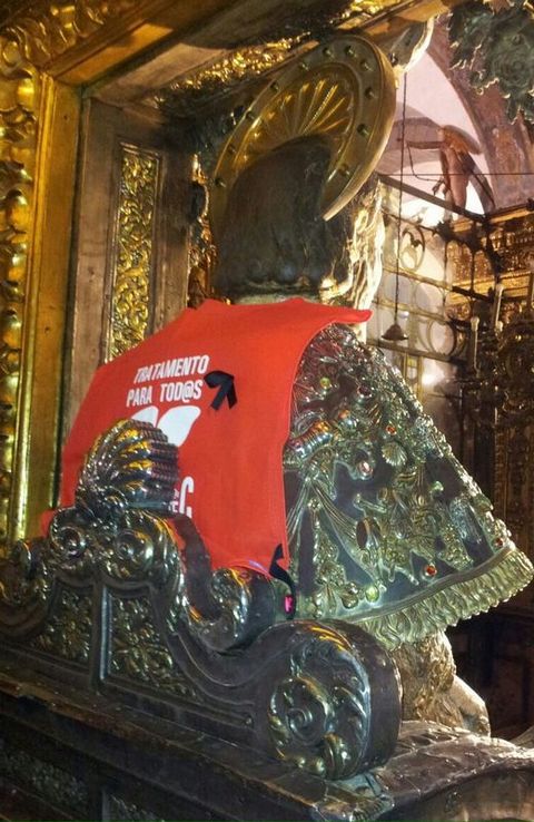 Los manifestantes vistieron al Ap�stol con la camiseta reivindicativa