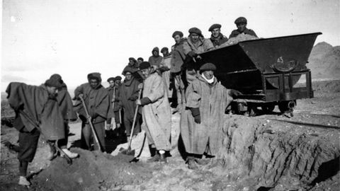 Espaoles en la va del ferrocarril transahariano, en Bouarfa (protectorado francs de Marruecos) abrigados contra el fro intenso del desierto en invierno