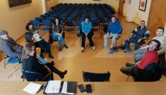Los participantes en el grupo de ayuda mutua se mantienen en contacto permanente. 